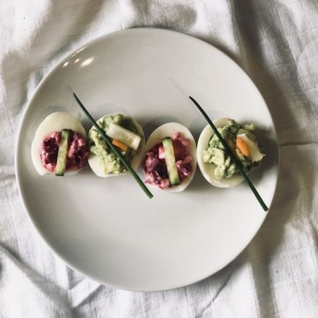 Gefüllte Bio-Regenbogen-Eier in zwei Varianten.