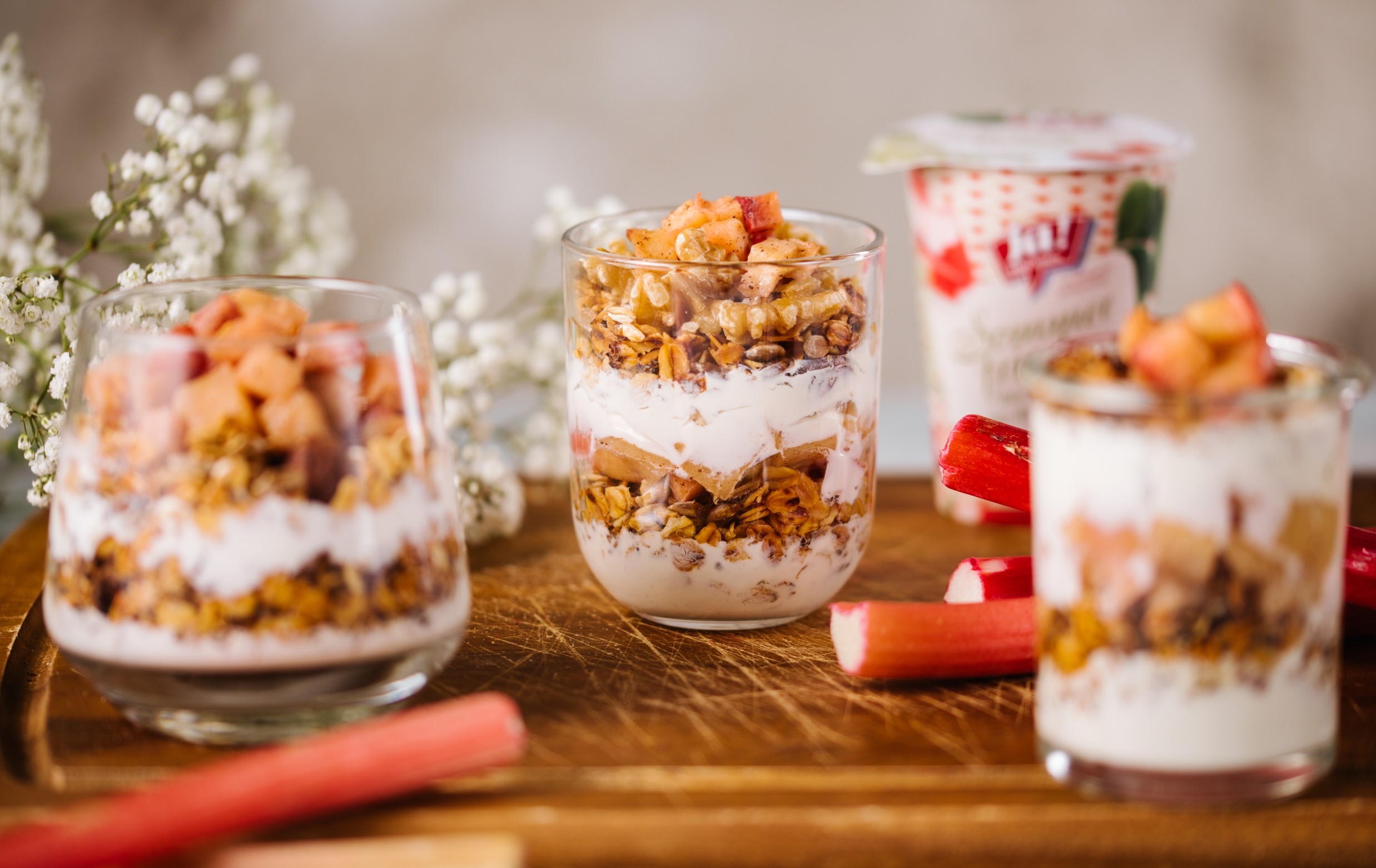 Joghurt-Dessert mit Rhabarber und Knusper-Topping im Glas
