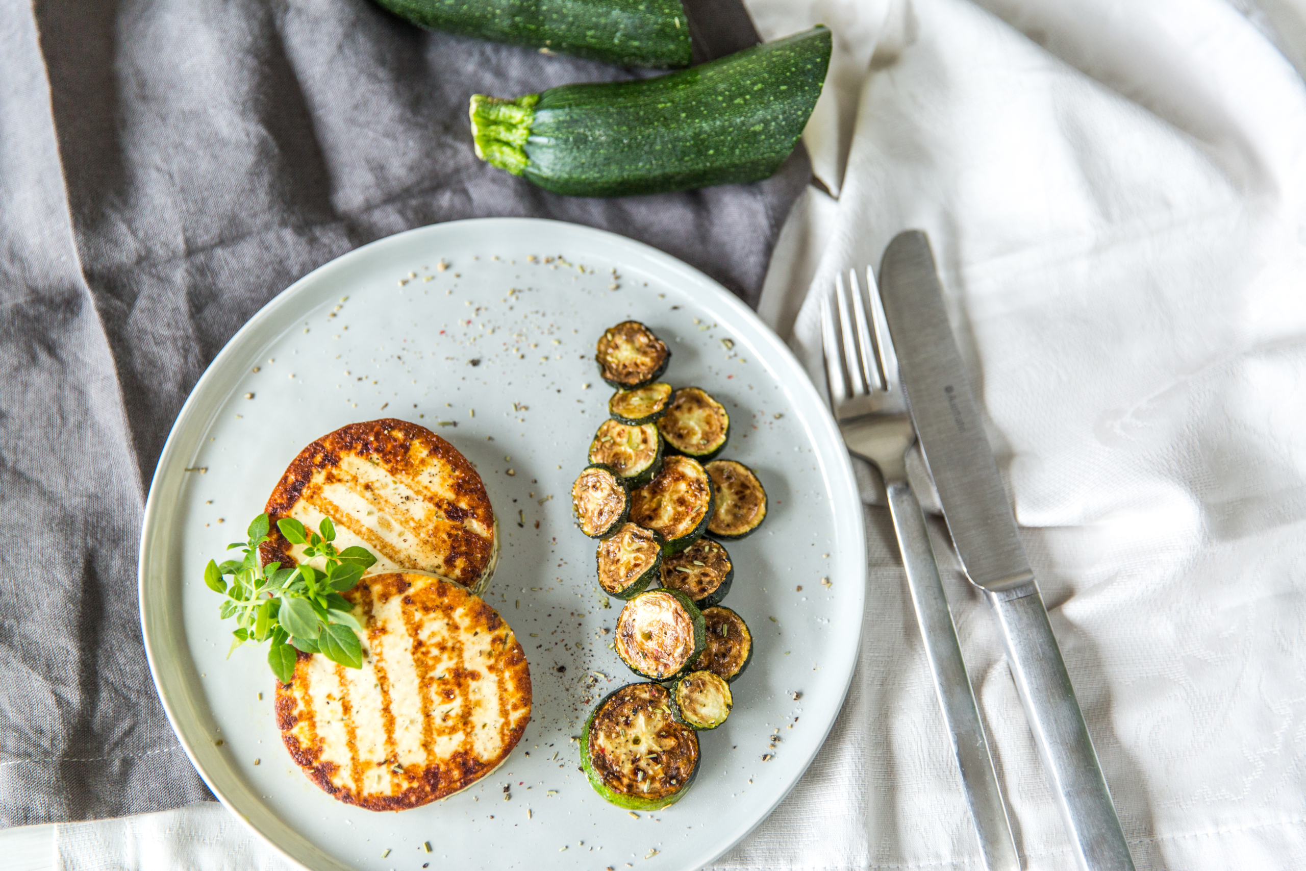 Grillkäse mit marinierter Zucchini