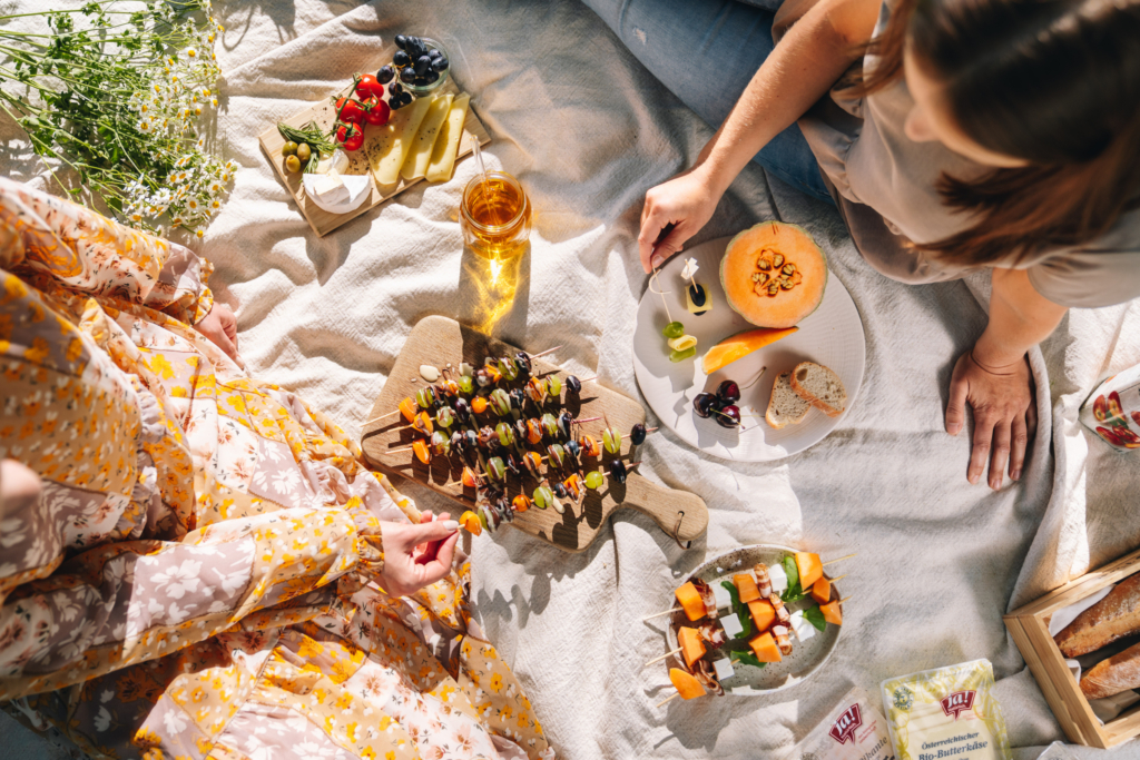 Picknick-Spieße aus Obst, Gemüse und Käse.