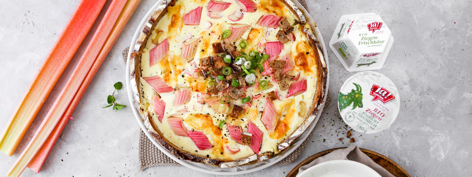 Frühlingstarte aus altem Brot mit Rhabarber-Ziegenfrischkäse