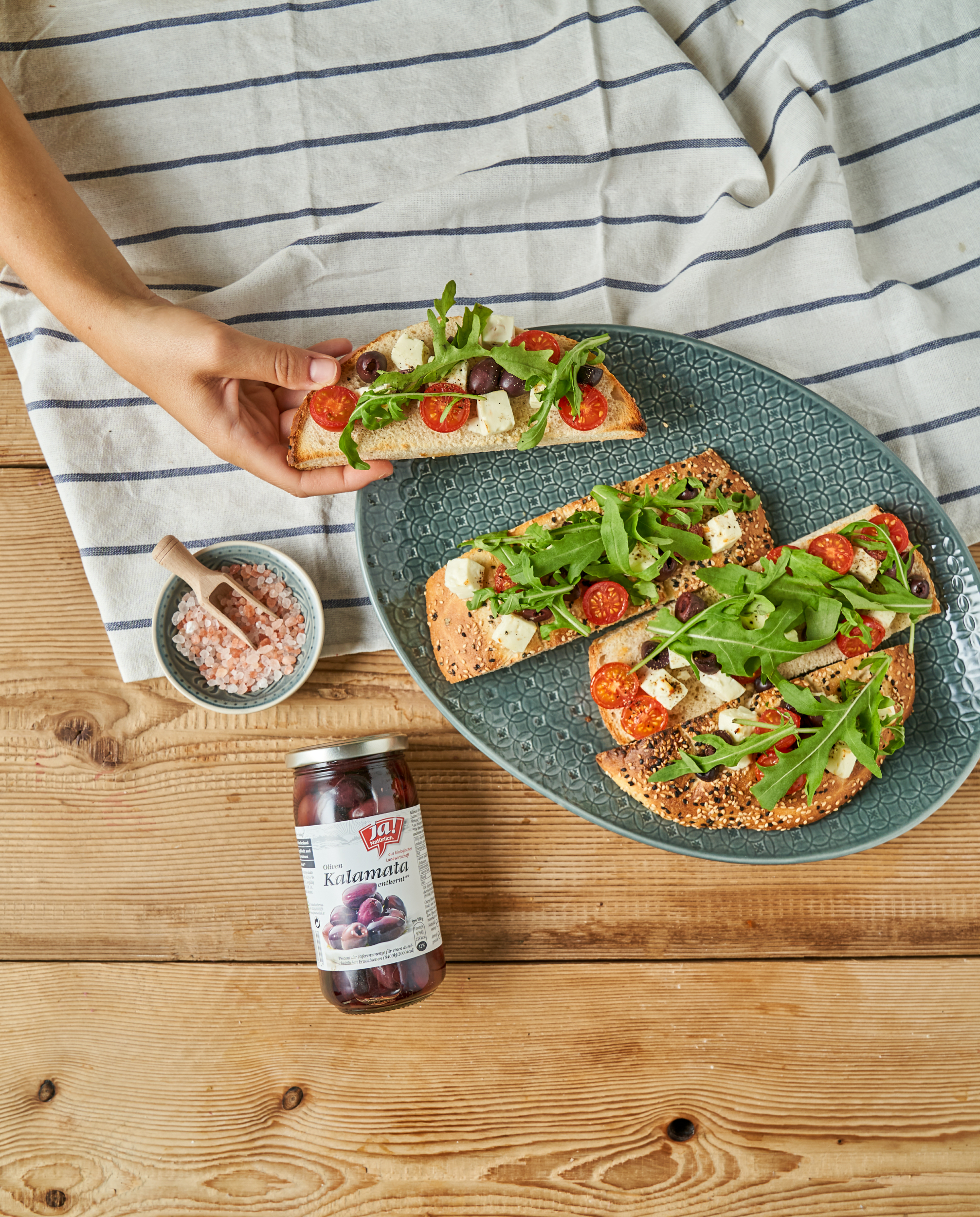 Fladenbrot mit griechischem Salatbelag
