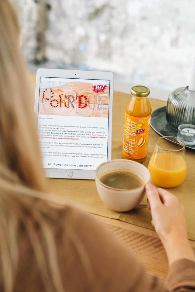 Frau mit IPad in der Hand