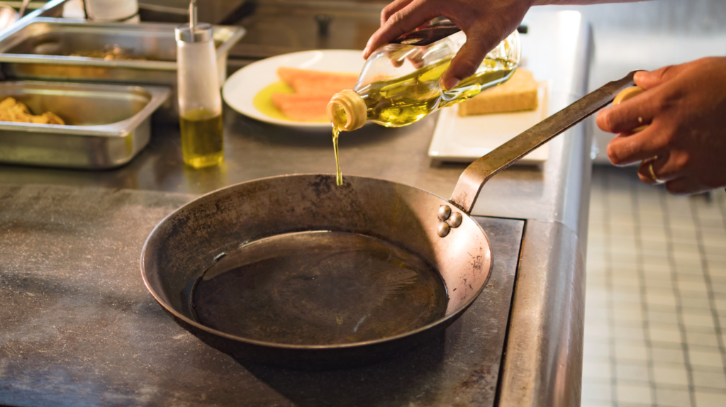 Anbraten, in Öl, nicht zu heiß, Rauch