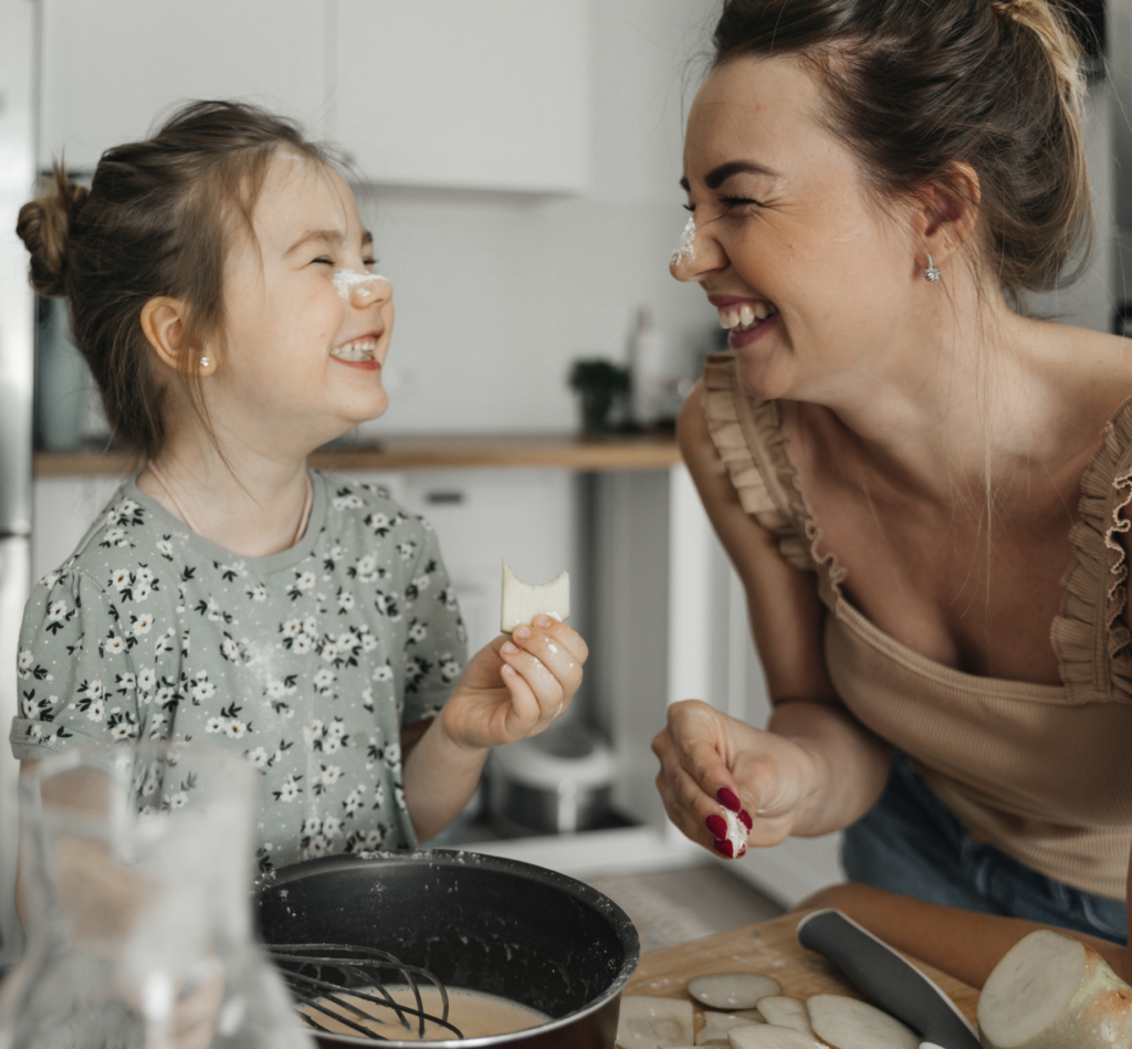 Mutter kocht mit Kind, Tochter, Kinder