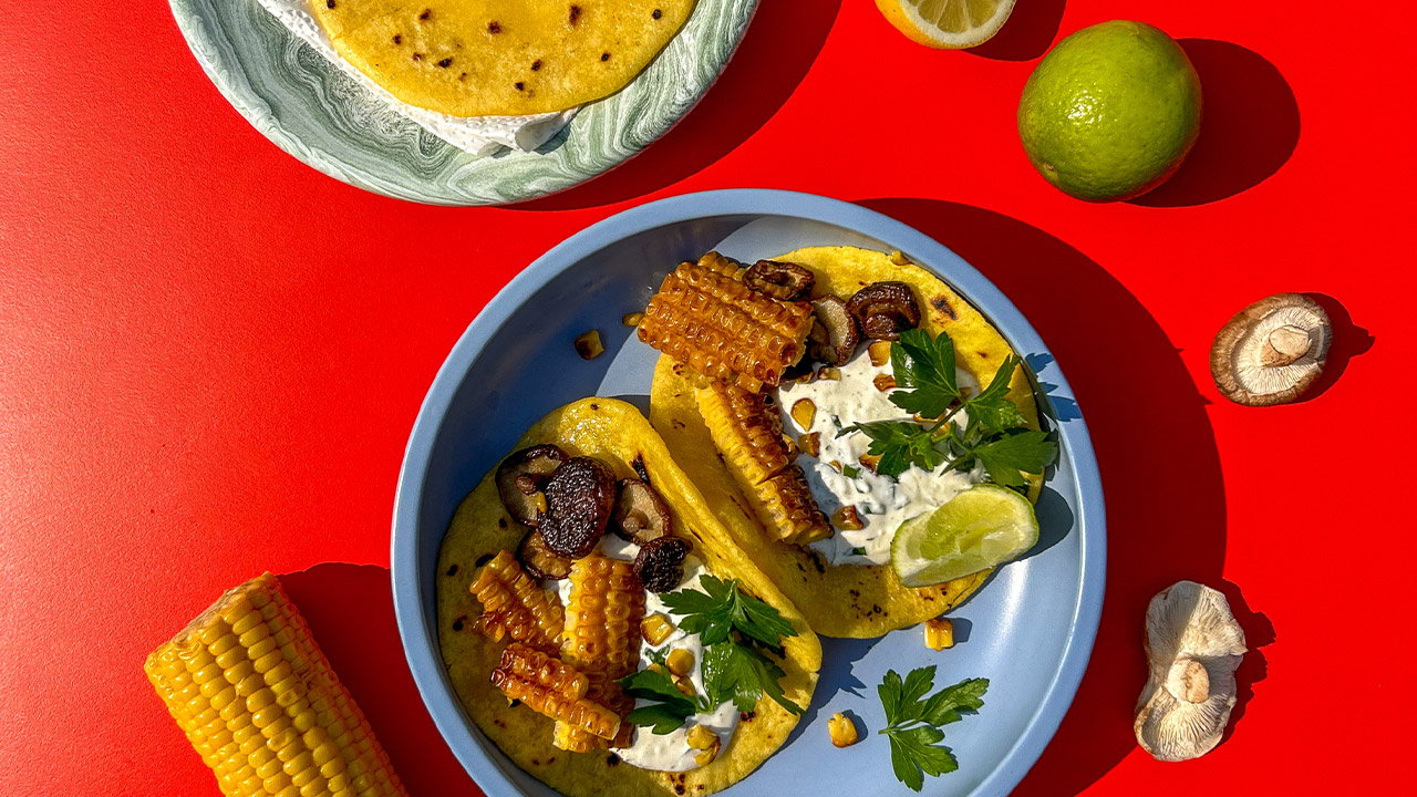 Indische Mais Fladen „Rotis“ mit Sauerrahm und Gemüse