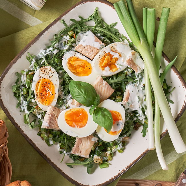 Eiersalat mit Räucherfisch und Ja! Natürlich Bio-Skyr Natur.