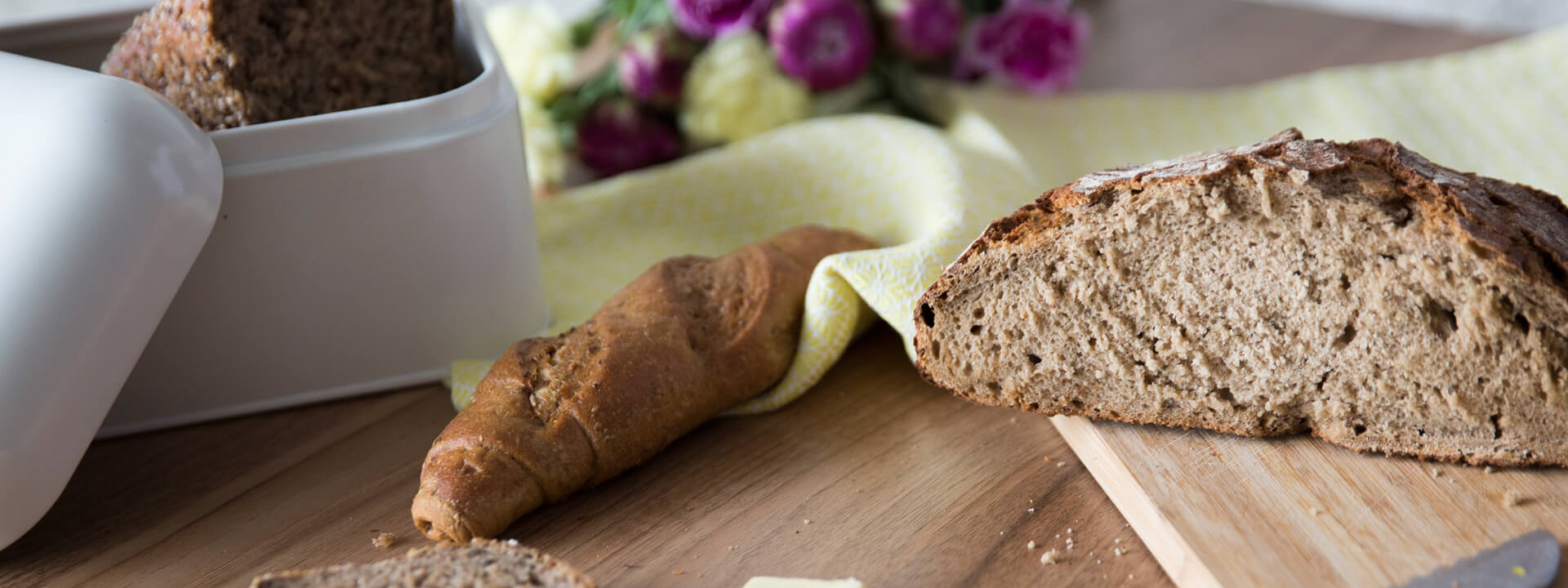 Aufgeschnittenes Brot mit einem Kornspitz.