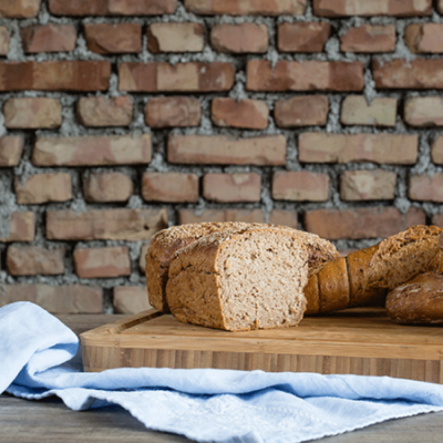 Bio-Brot auf einem Schneidebrett.