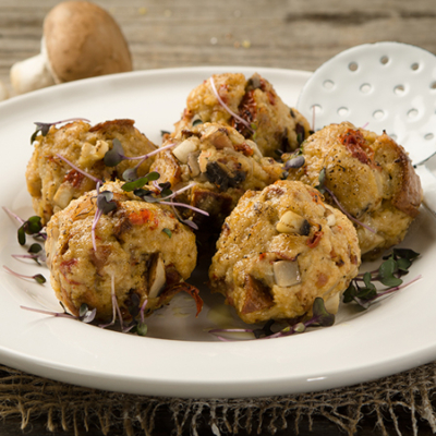 Brotknödel auf einem Teller.