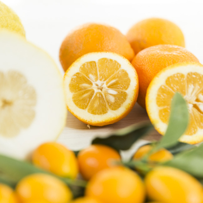 Bio-Citrusfrüchte auf einem Tisch.