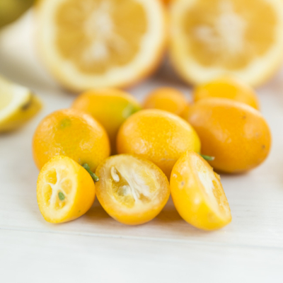 Bio-Kumquats auf einem Tisch.