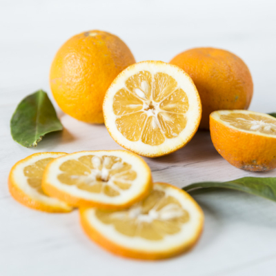 Bio-Orangen auf einem Tisch.