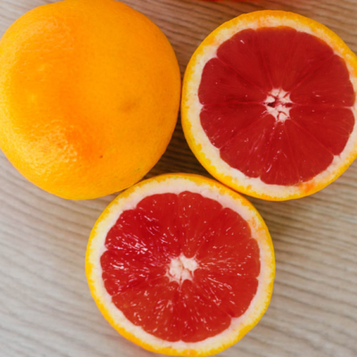 Bio-Grapefruits auf einem Tisch.