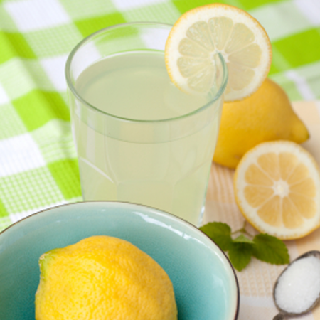 Bio-Zitronen mit Limonade.