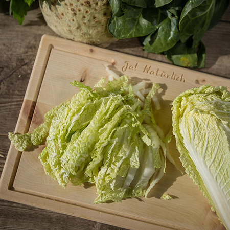 Geschnittener Bio-Chinakohl auf einem Schneidebrett.