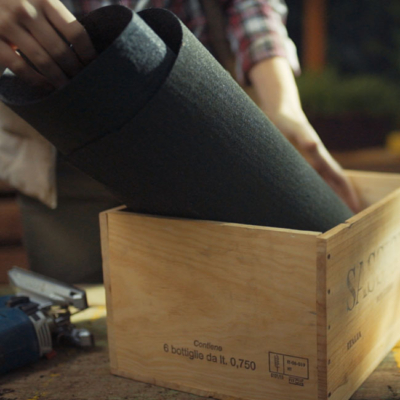 Jemand legt eine Matte in eine Igelburg.