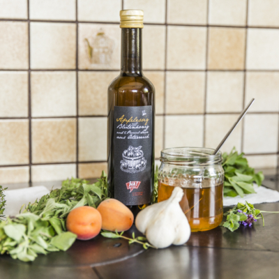 Ja! Natürlich Bio-Apfelessig und weitere Zutaten für Oxymel.