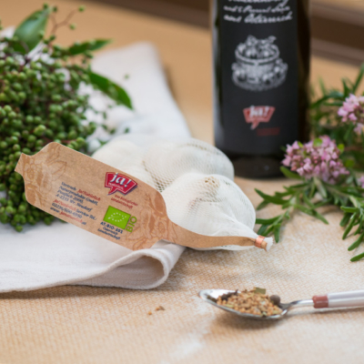 Ein Netz Ja! Natürlich Bio-Knoblauch und eine Flasche Olivenöl.