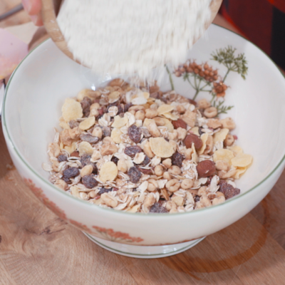 Bio-Beerenmüsli in einer Schale.