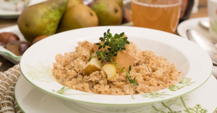 Aus der Frühstückspension: Porridge mit Birnenkompott