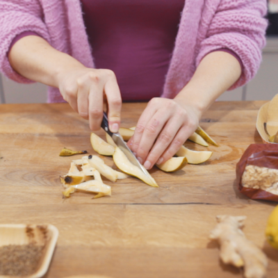 Jemand schneidet Bio-Birnen.