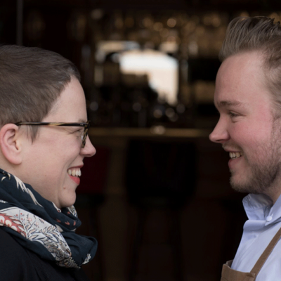 Ein Mann und eine Frau, die sich gegenseitig anschauen.