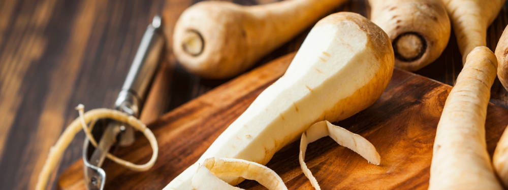 Geschälte Bio-Pastinaken.