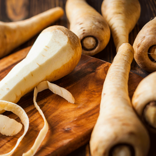 Geschälte Bio-Pastinaken.