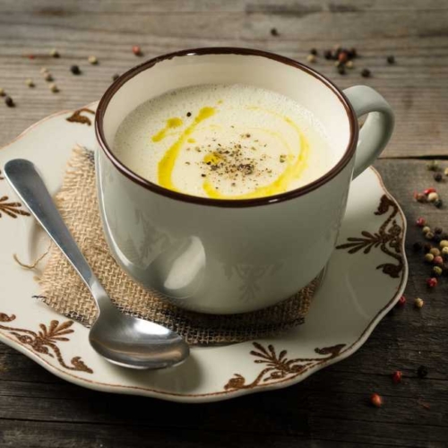 Eine Pastinakensuppe in einer Tasse.