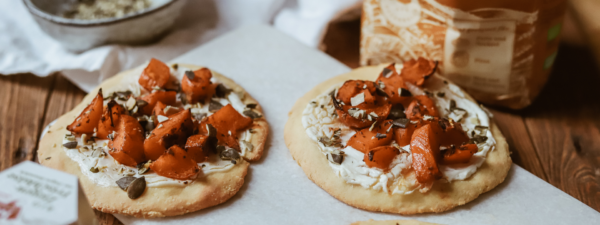Mini Protein-Topfen-Pizza belegt mit Ziegenfrischkäse und Hokkaido