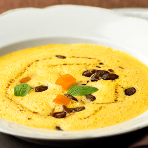 Kürbiscremesuppe mit eingelegtem Kürbis in einer Schüssel.