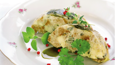 Kürbiskernwand’l mit Bio-Kernöldip auf einem Teller.