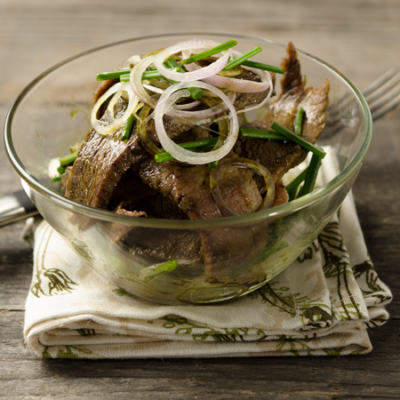 Steirischer Rindfleischsalat in einer Schale.