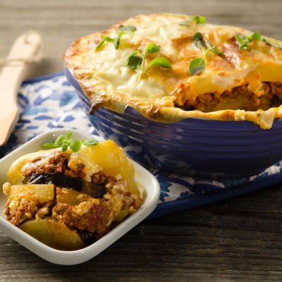 Bio-Lamm-Moussaka in einer Backform.