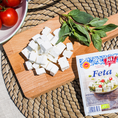 Geschnittener Ja! Natürlich Bio-Feta und die Packung Feta daneben.