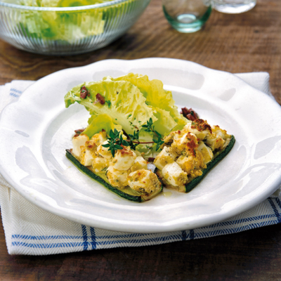 Zucchini mit Feta auf einem Teller.