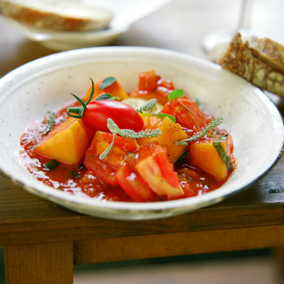 Ein Bio-Paradeiser-Kürbis-Gulasch in einer Schüssel.