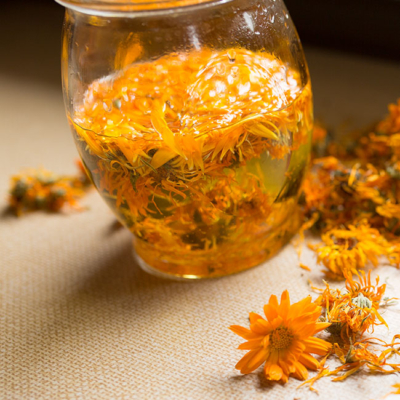 Ringelblumen in Bio-Öl.