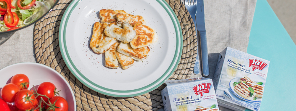 Auf einem Teller ist gegrillter Ja! Natürlich Bio-Halloumi.