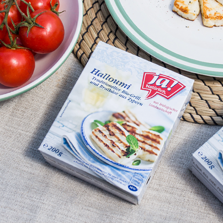 Eine Packung Ja! Natürlich Bio-Halloumi auf einem Tisch.