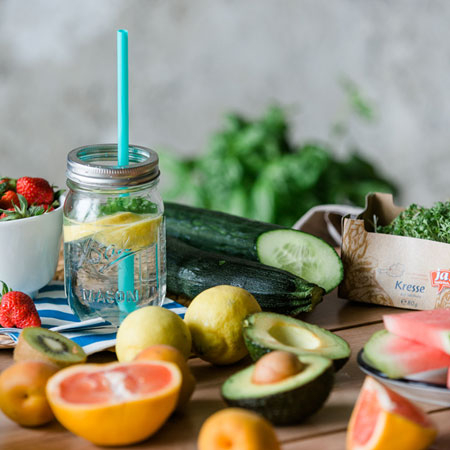 Verschiedenes Bio-Obst und Gemüse auf einem Tisch.