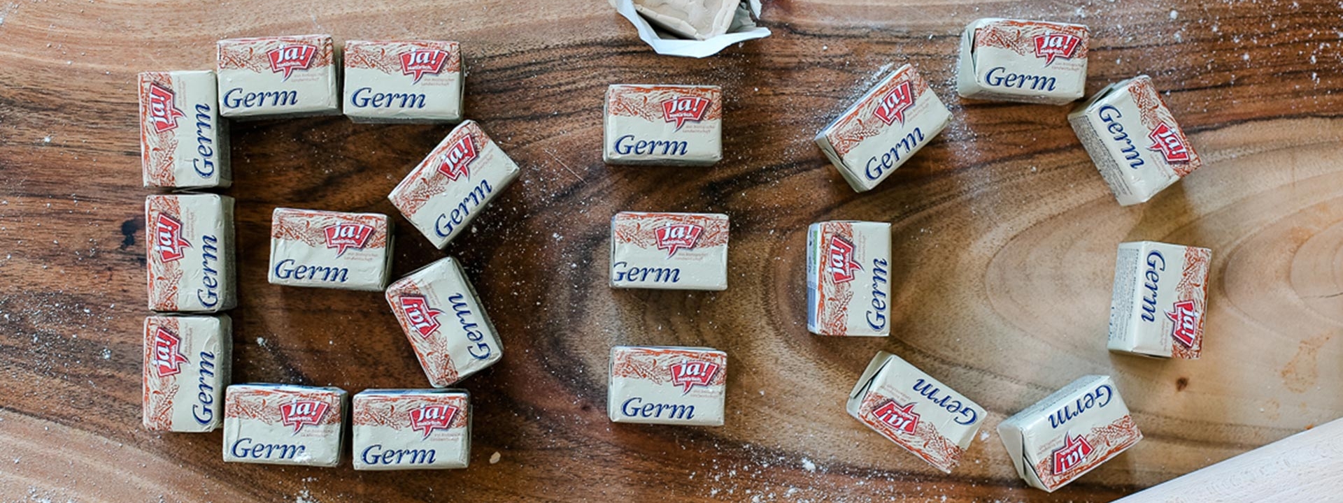 Der Schriftzug „BIO“ mit Ja! Natürlich Bio-Germpackungen dargestellt.