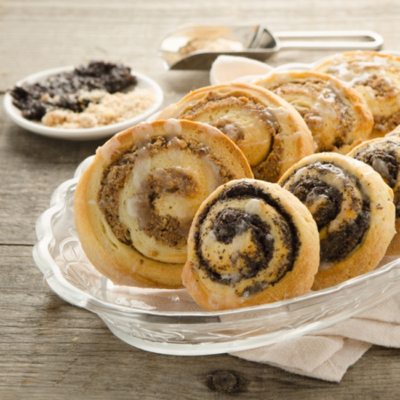 Servierte Nuss- und Mohnschnecken.