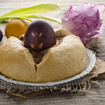 Bio-Vollkorn-Osterpinze mit einem Ei in der Mitte.