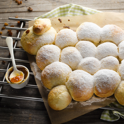 Osterlamm auf Backpapier.