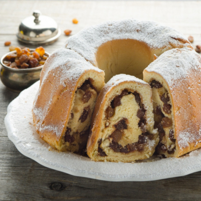 Kärntner Reindling auf einem Teller.