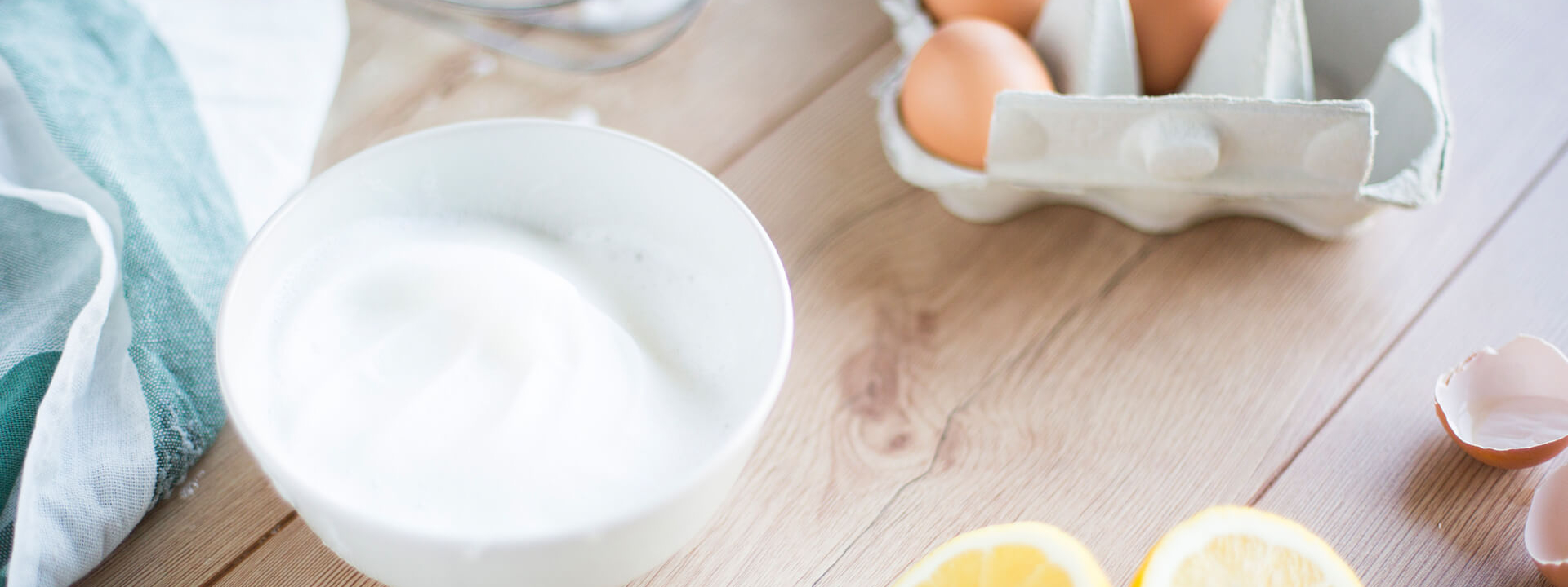 Eine Schüssel mit Bio-Eischnee vor einem Eierkarton.