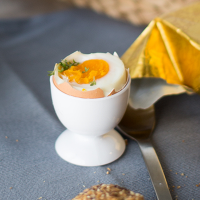 Ein hartgekochtes Bio-Ei in einem Eierbecher.