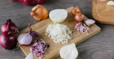 Geschnittene Bio-Zwiebel.